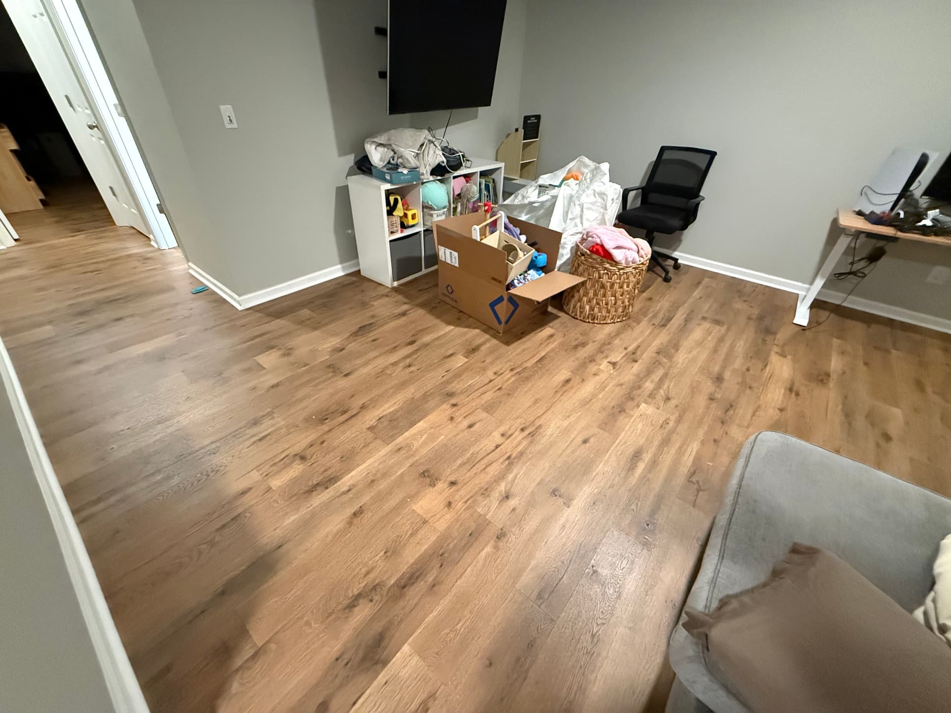 Gallery photos for From Carpet to Stylish Pergo Silo Oak: Image #2